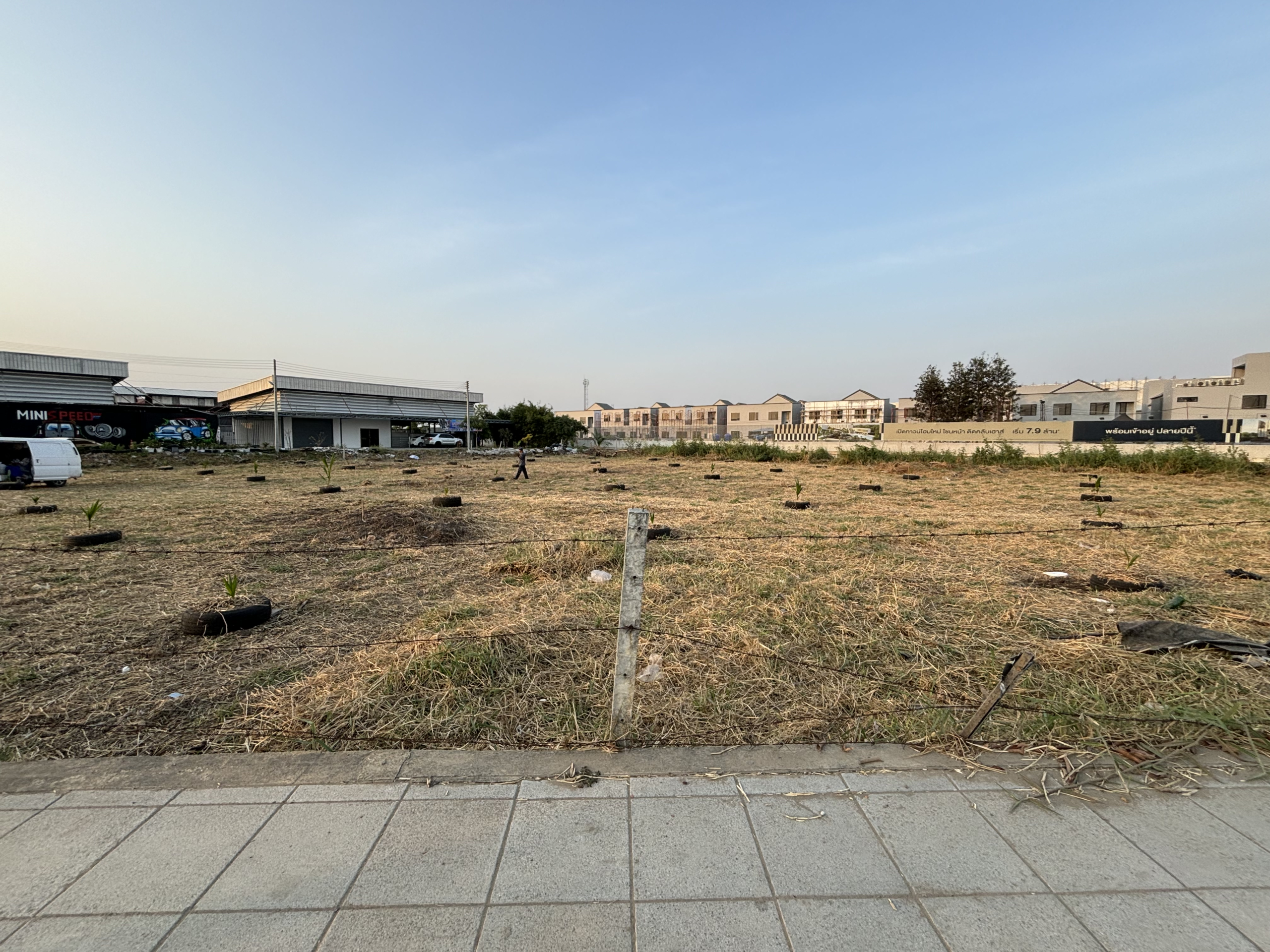 ที่ดิน 1041 ตารางวา, ติดถนนกรุงเทพกรีฑาตัดใหม่ (ศรีนครินทร์ ร่มเกล้า 27), ติดถนนใหญ่ก่อนสะพานข้ามแยกมอเตอร์เวย์, กว้าง 100 เมตร, 80 MB, (77,000 บาท/ตารางวา)